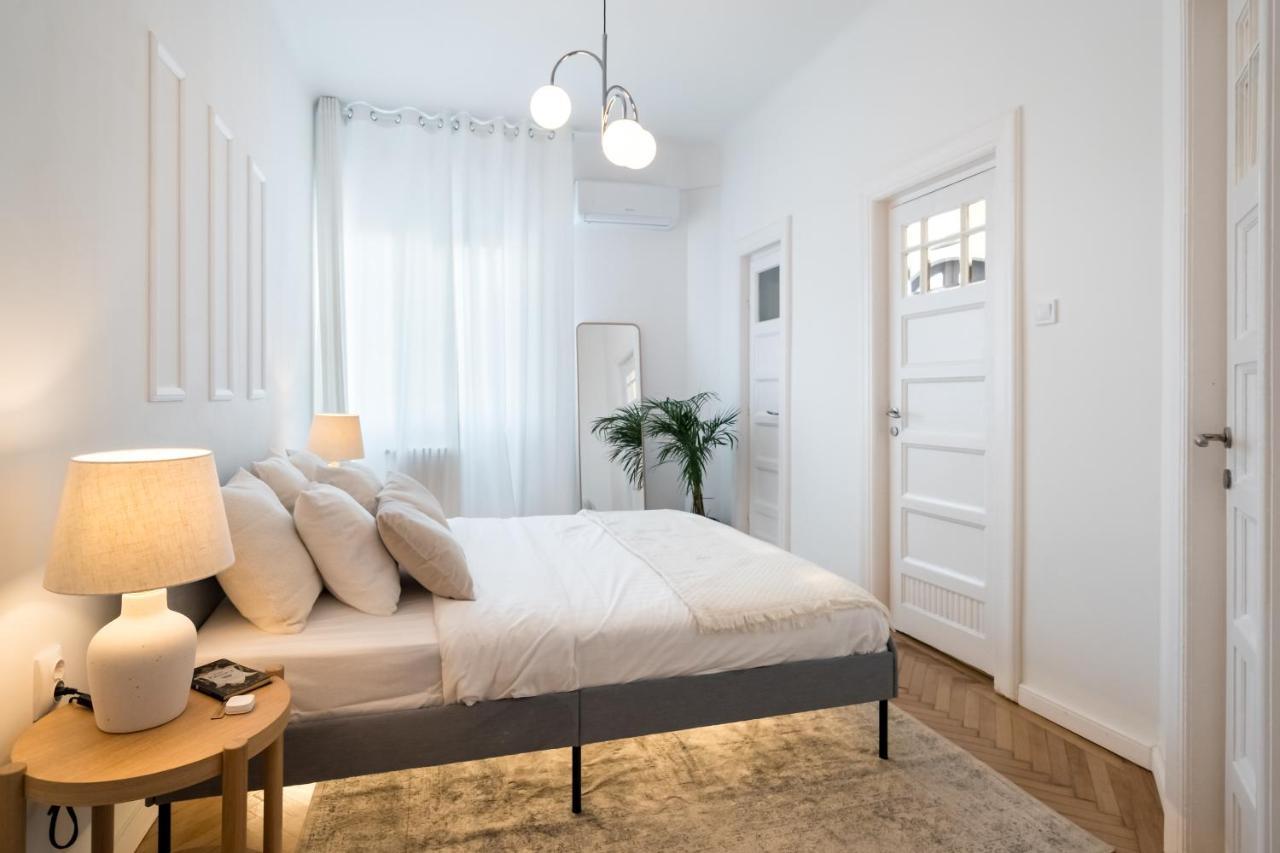 Cismigiu Serenity: 1Br Flat With Scenic Balcony บูคาเรสต์ ภายนอก รูปภาพ
