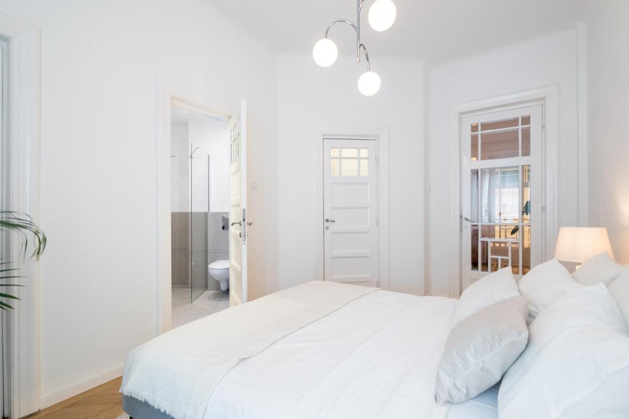 Cismigiu Serenity: 1Br Flat With Scenic Balcony บูคาเรสต์ ภายนอก รูปภาพ