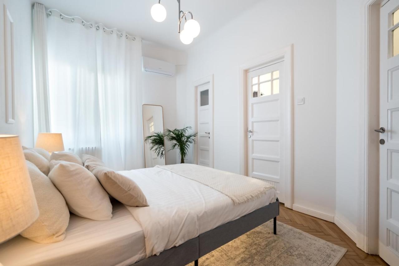 Cismigiu Serenity: 1Br Flat With Scenic Balcony บูคาเรสต์ ภายนอก รูปภาพ