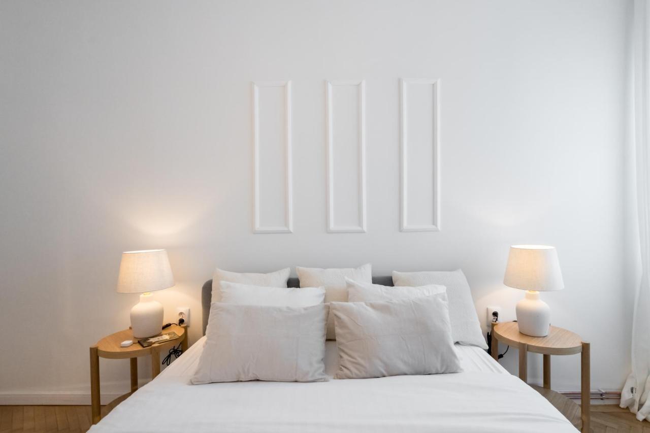 Cismigiu Serenity: 1Br Flat With Scenic Balcony บูคาเรสต์ ภายนอก รูปภาพ